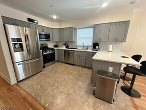 337 13th Ave in Newark, NJ - Building Photo - Building Photo