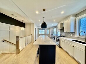 8 Robeson St, Unit 1 in Boston, MA - Building Photo - Building Photo