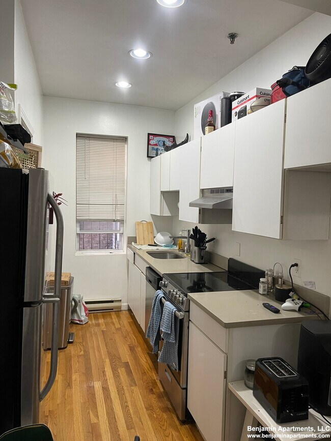 5 Cleveland Pl, Unit 8 in Boston, MA - Foto de edificio - Building Photo