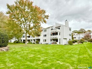 129 Rowayton Woods Dr in Norwalk, CT - Building Photo - Building Photo