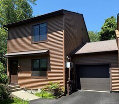 6 Hilltop Cir in Fishkill, NY - Building Photo