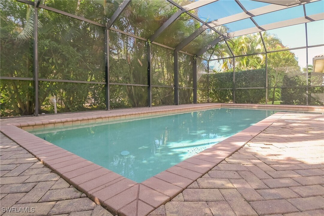 1224 Manado Dr in Naples, FL - Building Photo