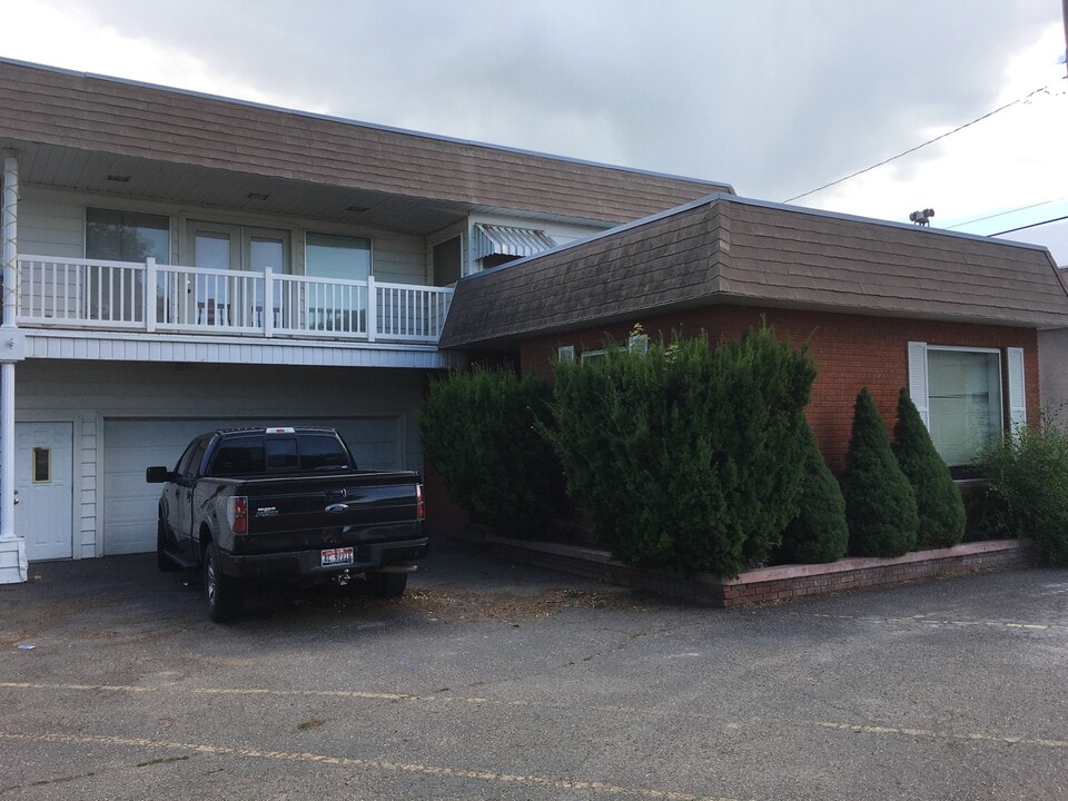 221 W Main St in Burley, ID - Building Photo
