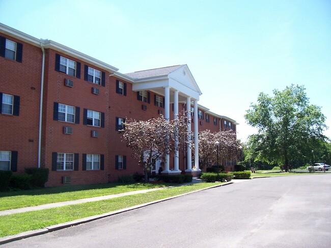 Oakdale Senior in West Union, OH - Foto de edificio - Primary Photo