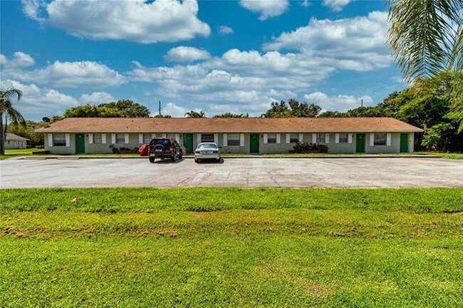 570 13th Pl in Vero Beach, FL - Building Photo - Building Photo