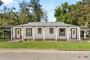 214 Dallas St in New Braunfels, TX - Building Photo