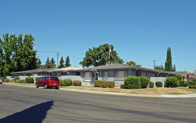 9561 Elk Grove Blvd in Elk Grove, CA - Foto de edificio - Building Photo