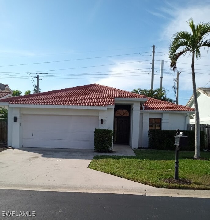 1303 Naples Lake Dr in Naples, FL - Foto de edificio