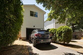 1626 SE Sherrett St in Portland, OR - Building Photo - Building Photo
