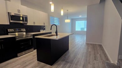 438 Carringvue Grove NW in Calgary, AB - Building Photo - Building Photo
