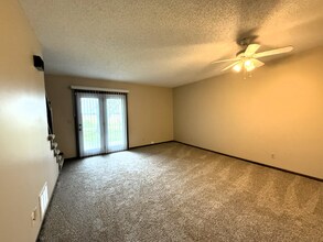 6725 W Shade Ln in Wichita, KS - Foto de edificio - Building Photo