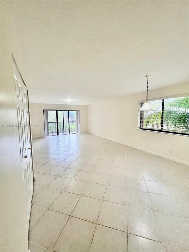 195 Lakeview Dr in Weston, FL - Building Photo - Building Photo