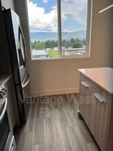 3642 Mission Springs Dr in Kelowna, BC - Building Photo - Building Photo