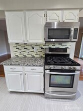 144 Beverly Hl Ter in Woodbridge Township, NJ - Building Photo - Building Photo