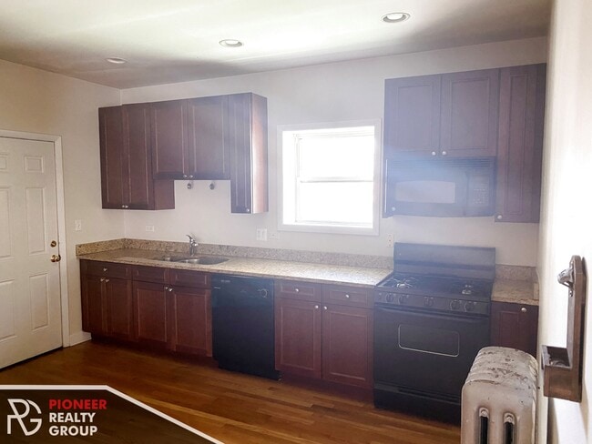 3921 N Pine Grove Ave, Unit #2