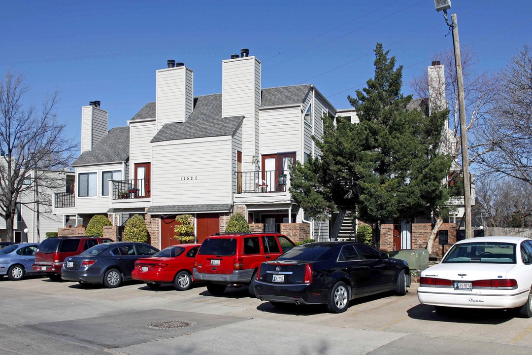 Summit Condominiums in Oklahoma City, OK - Building Photo