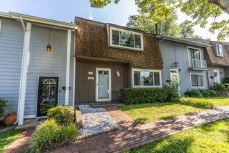 110 Woodlake Dr in Charlottesville, VA - Building Photo - Building Photo