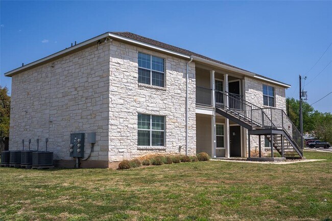 304 Stubblefield Ln in Liberty Hill, TX - Foto de edificio - Building Photo