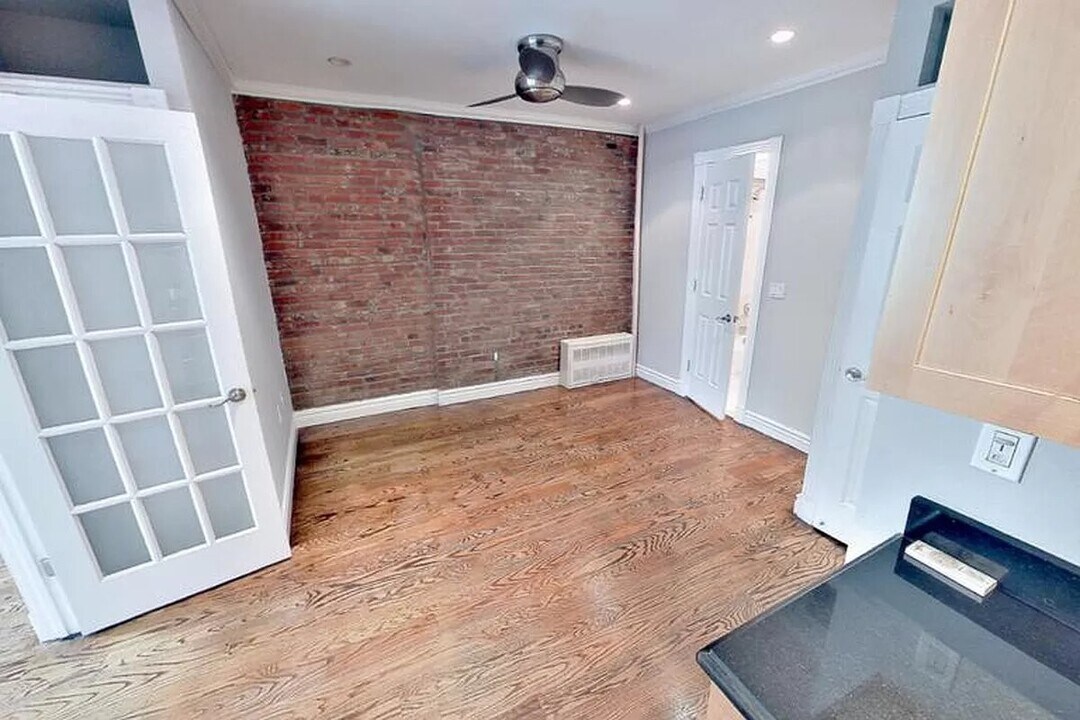420 E 9th St in New York, NY - Building Photo
