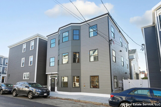 23 Berkshire St, Unit 1 in Cambridge, MA - Foto de edificio - Building Photo