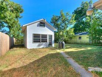 703 Dakota St photo'