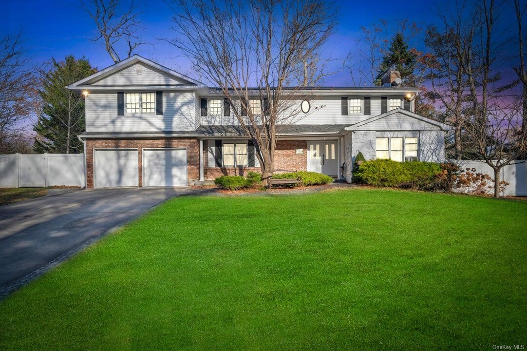 48 Colby Dr in Dix Hills, NY - Building Photo