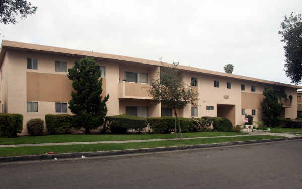 1401 S Orange Ave in Fullerton, CA - Building Photo - Building Photo