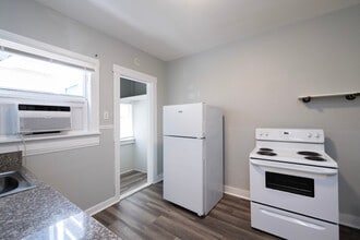 Mirror Lake Apartments in St. Petersburg, FL - Building Photo - Interior Photo