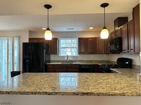 33 Ronald Dr in Franklin Township, NJ - Building Photo