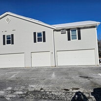 284 Minz Park Cir in West Bend, WI - Building Photo