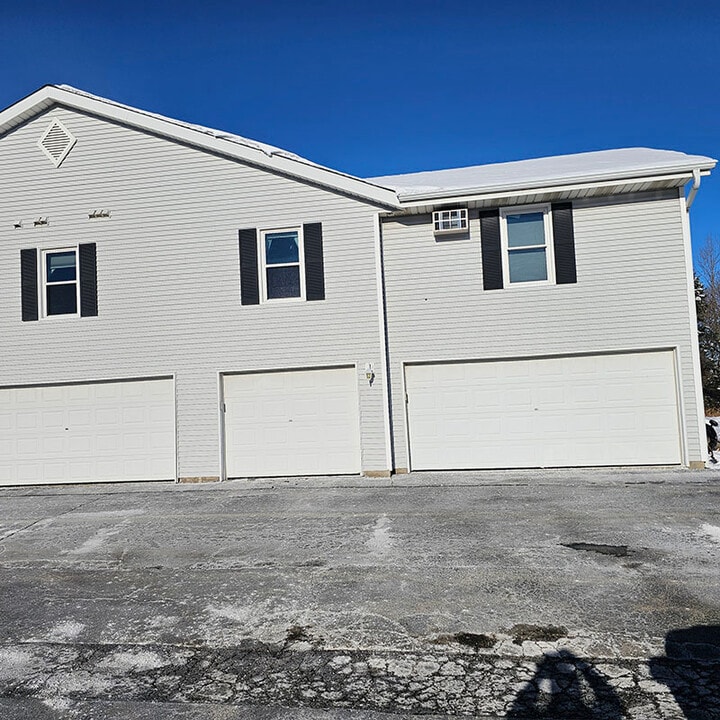 284 Minz Park Cir in West Bend, WI - Foto de edificio