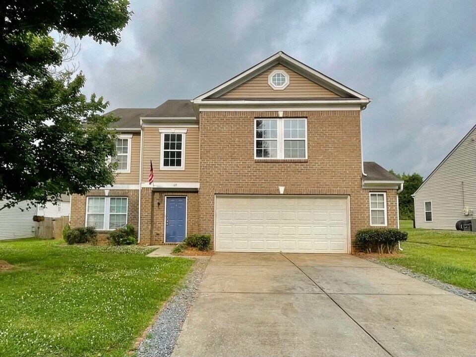 129 Kendrick Farm Dr in Mount Holly, NC - Building Photo