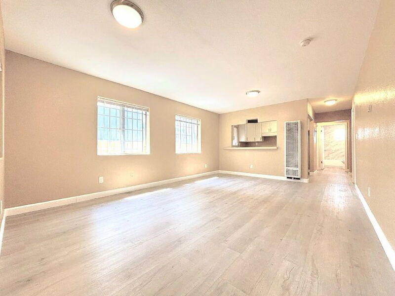 1385 E Vernon Ave in Los Angeles, CA - Building Photo