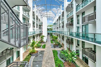 6000 Collins Ave in Miami Beach, FL - Foto de edificio - Building Photo