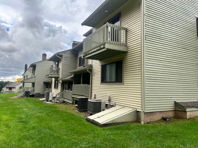 1102 Summer Hill Dr in South Windsor, CT - Building Photo - Building Photo