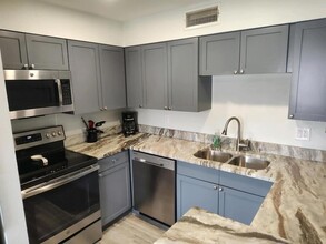 4875 Coquina Key Dr SE, Unit B in St. Petersburg, FL - Building Photo - Building Photo