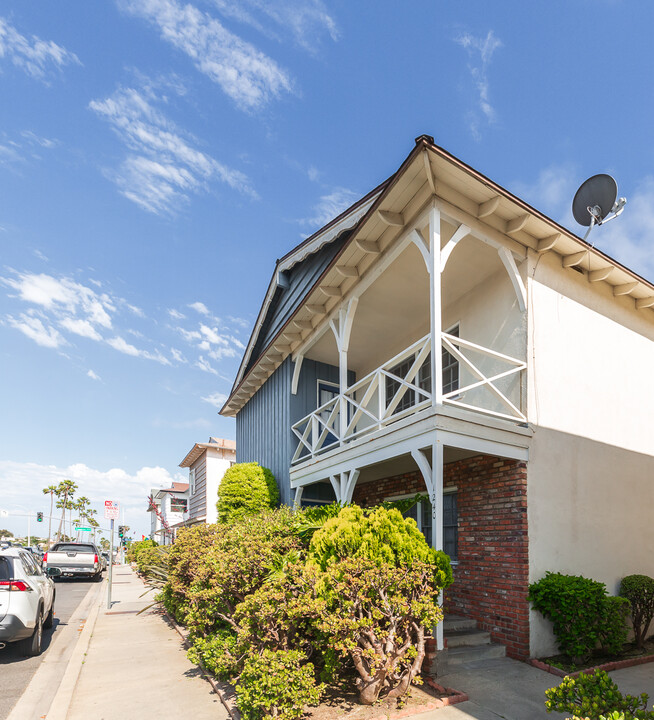 1240 Manhattan Beach Blvd in Manhattan Beach, CA - Building Photo