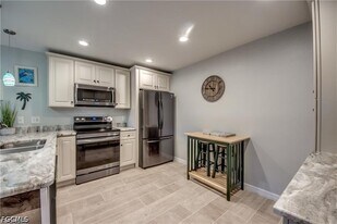 6337 Royal Woods Dr in Ft. Myers, FL - Building Photo
