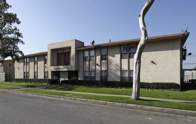 331 N Bedford St in La Habra, CA - Foto de edificio - Building Photo