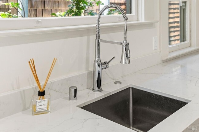 31 Acacia Ave in Belvedere, CA - Building Photo - Building Photo