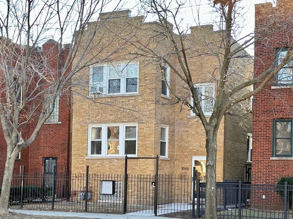 3045 W Addison St in Chicago, IL - Building Photo