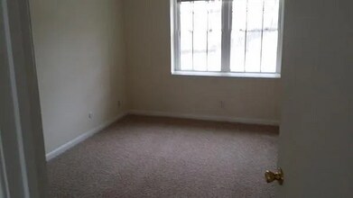 124 Lake Shore Rd, Unit Apt 3 in Boston, MA - Foto de edificio - Building Photo