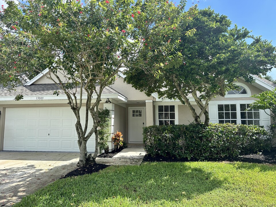 13009 Meadowbreeze Dr in Wellington, FL - Building Photo