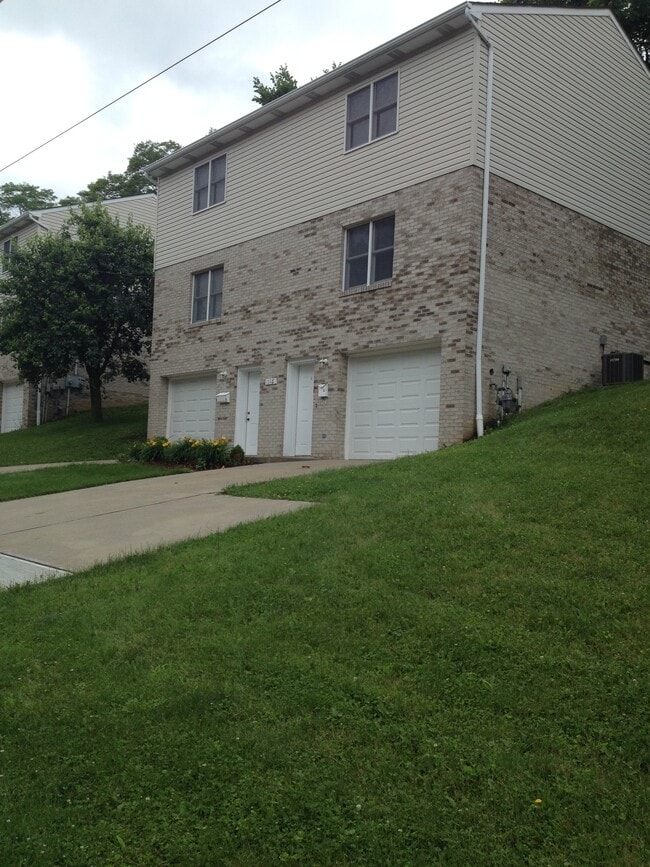 116 Woodcrest Dr in Canonsburg, PA - Building Photo - Building Photo