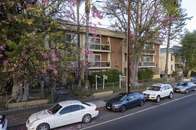 Saticoy Apartments in Winnetka, CA - Foto de edificio - Building Photo