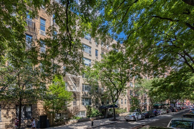 225 E 76th St in New York, NY - Foto de edificio - Building Photo