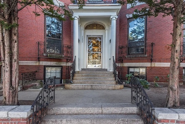 1253 Beacon St, Unit BB3 in Brookline, MA - Foto de edificio - Building Photo