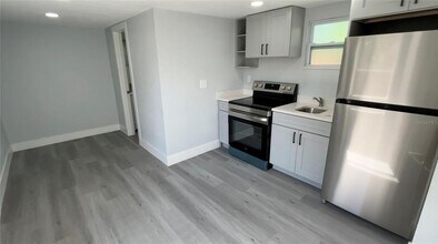 2105 N Allendale Ave in Sarasota, FL - Building Photo - Building Photo