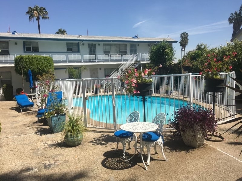 4505 Santa Rosalia Dr in Los Angeles, CA - Foto de edificio