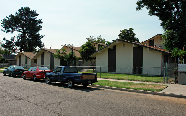 3292 E Clay Ave in Fresno, CA - Foto de edificio - Building Photo